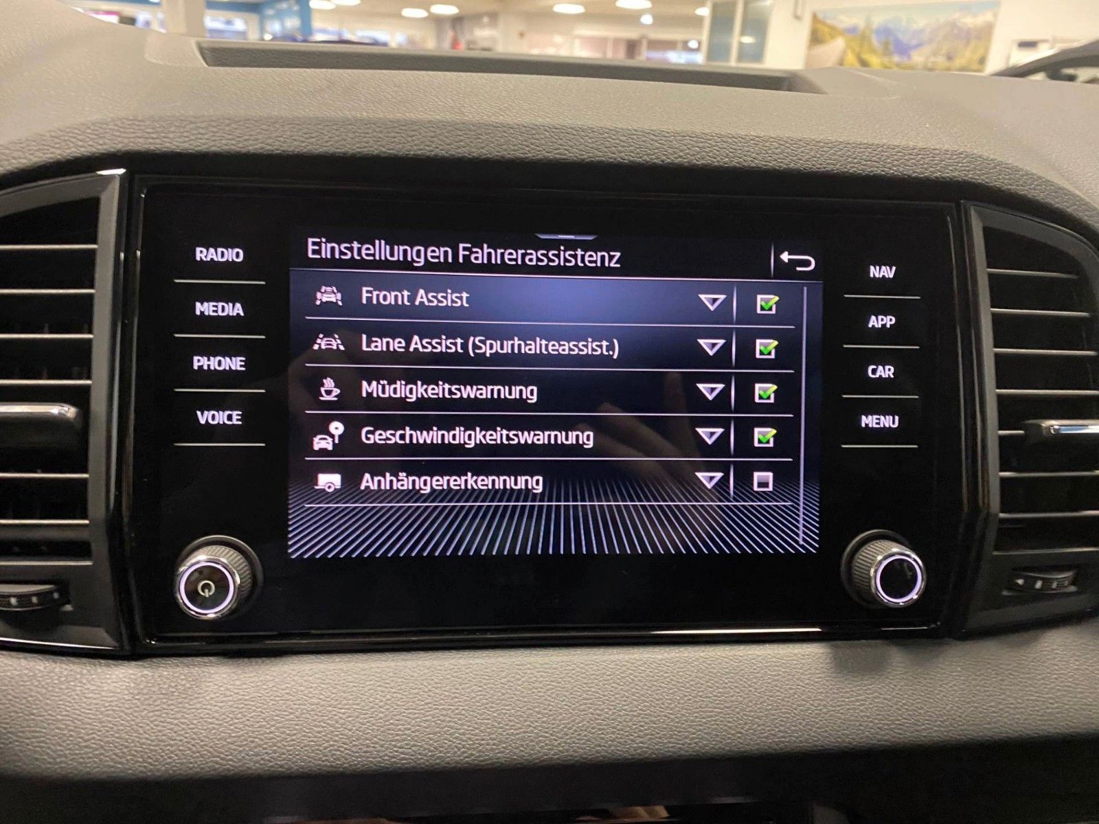 Fahrzeugabbildung SKODA Karoq 1.5 TSI DSG Selection+AHK+KAMERA+16"ALU+BC