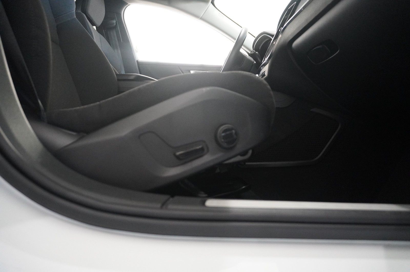 Fahrzeugabbildung Volvo V60 Kombi  MOMENTUM PRO NAVI/LED/KAMERA/SHZ/DAB+