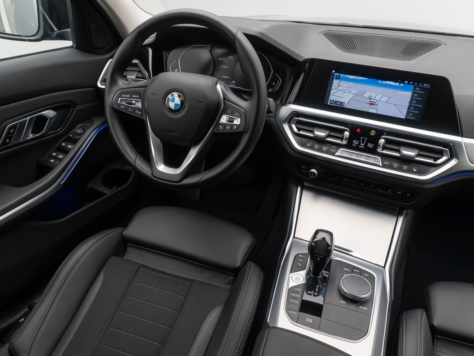 Fahrzeugabbildung BMW 320d HUD 360°DAB Leder Sport HiFi GeschwindigReg