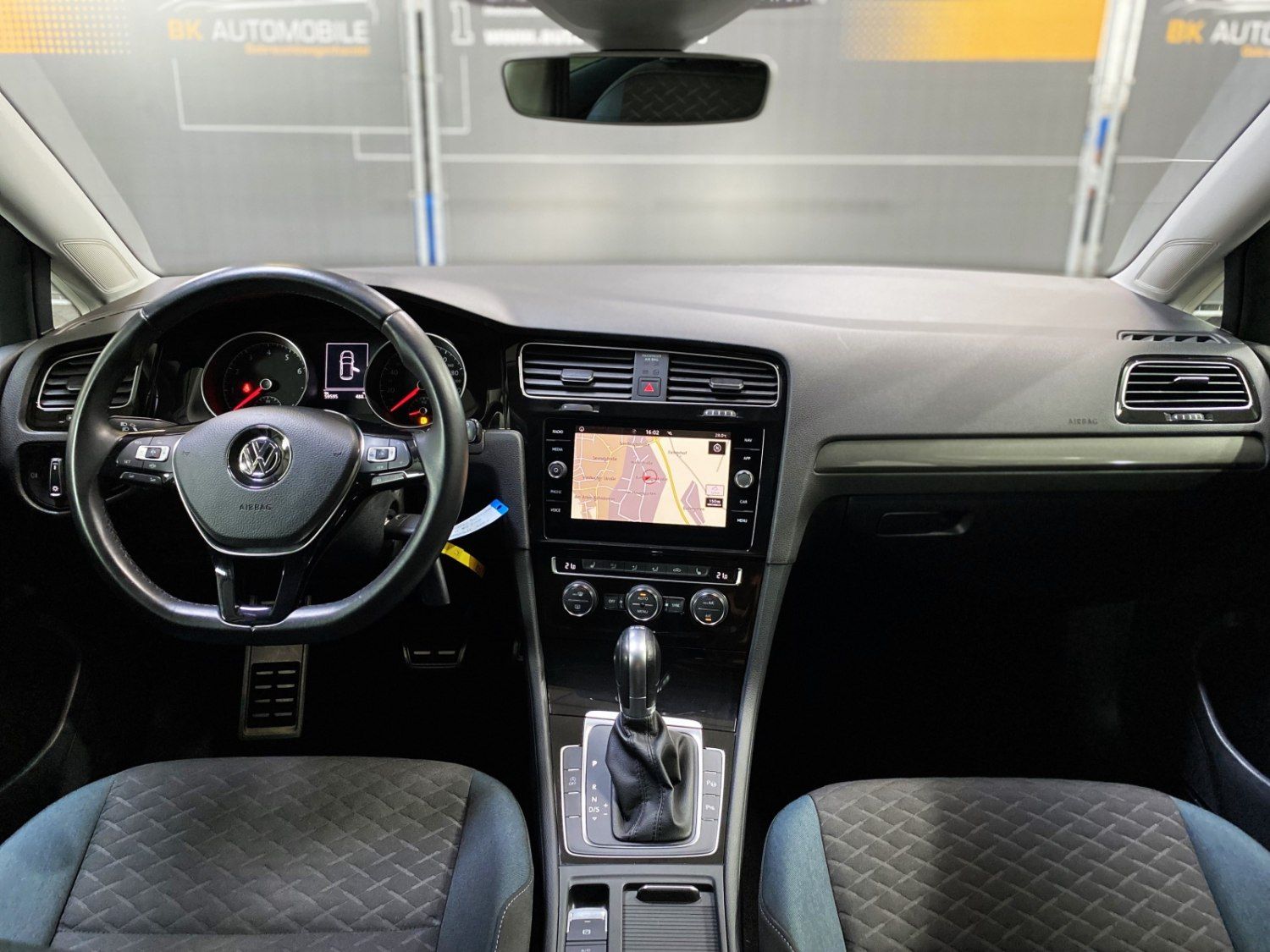 Fahrzeugabbildung Volkswagen Golf R-Line IQ DSG #Kamera#Pano#ACC#Navi