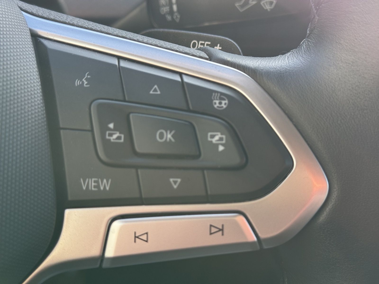 Fahrzeugabbildung Volkswagen Golf VIII Variant eTSI Active DSG LED ACC SH Nav