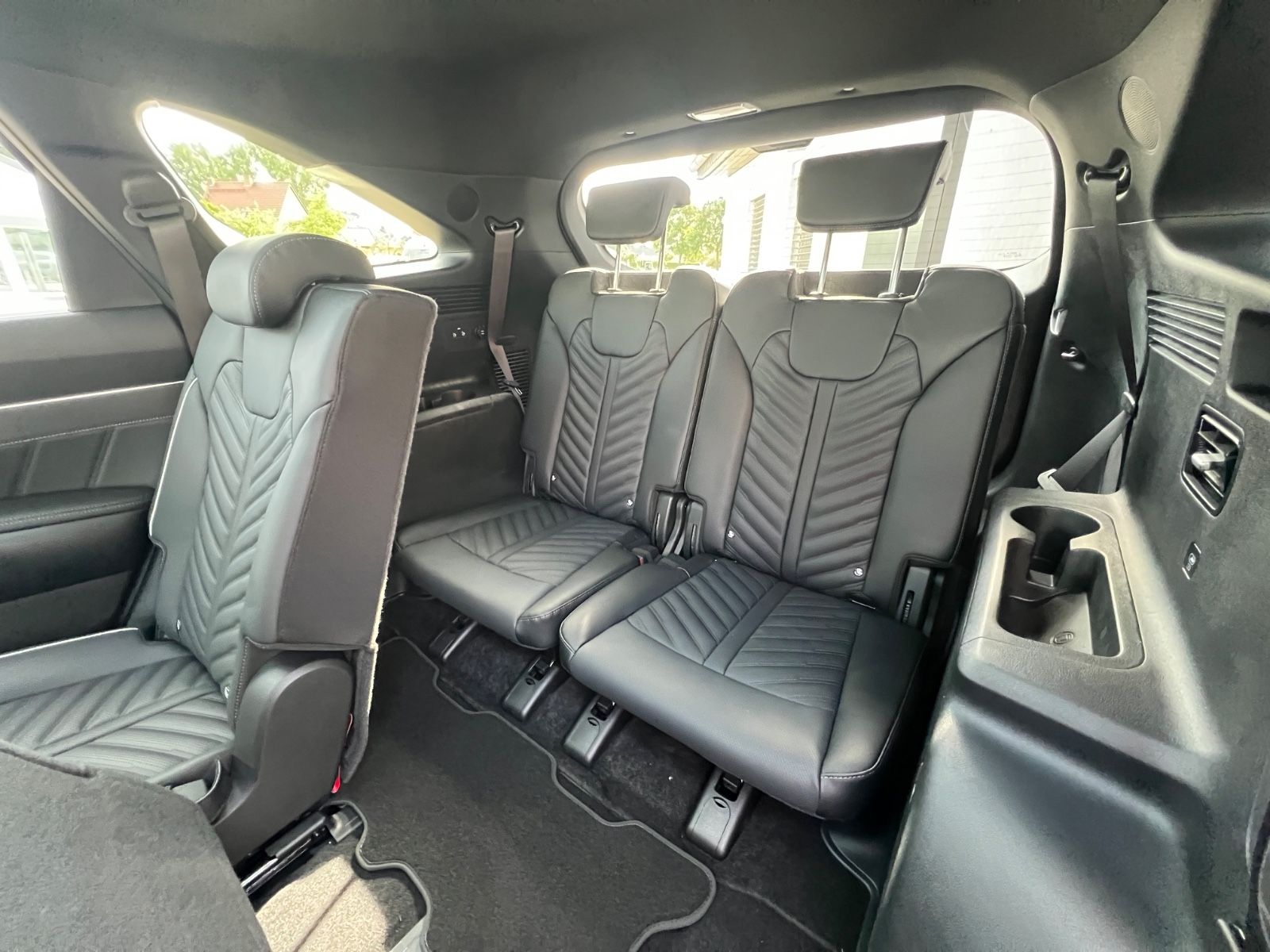 Fahrzeugabbildung Kia SORENTO PE 1.6T PHEV AWD PLAT 7S PAN PREMIUM