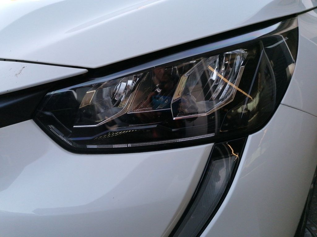 Peugeot 208 — fotografia 3