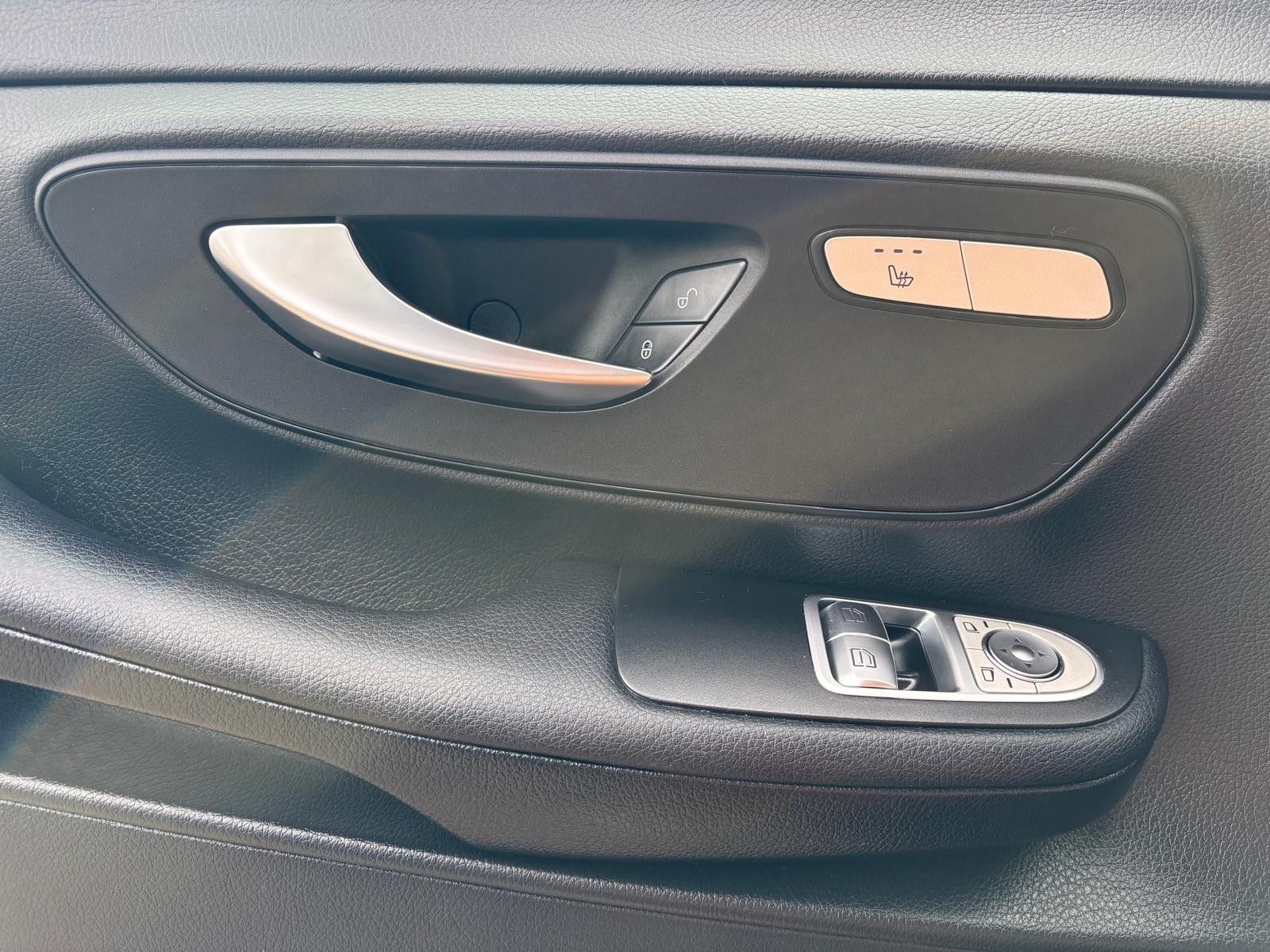 Fahrzeugabbildung Mercedes-Benz V 220 d LANG-AHK-NAV-PDC-SHZ-APP-TEMP.-DAB
