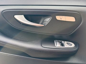 Mercedes V 220 - 9