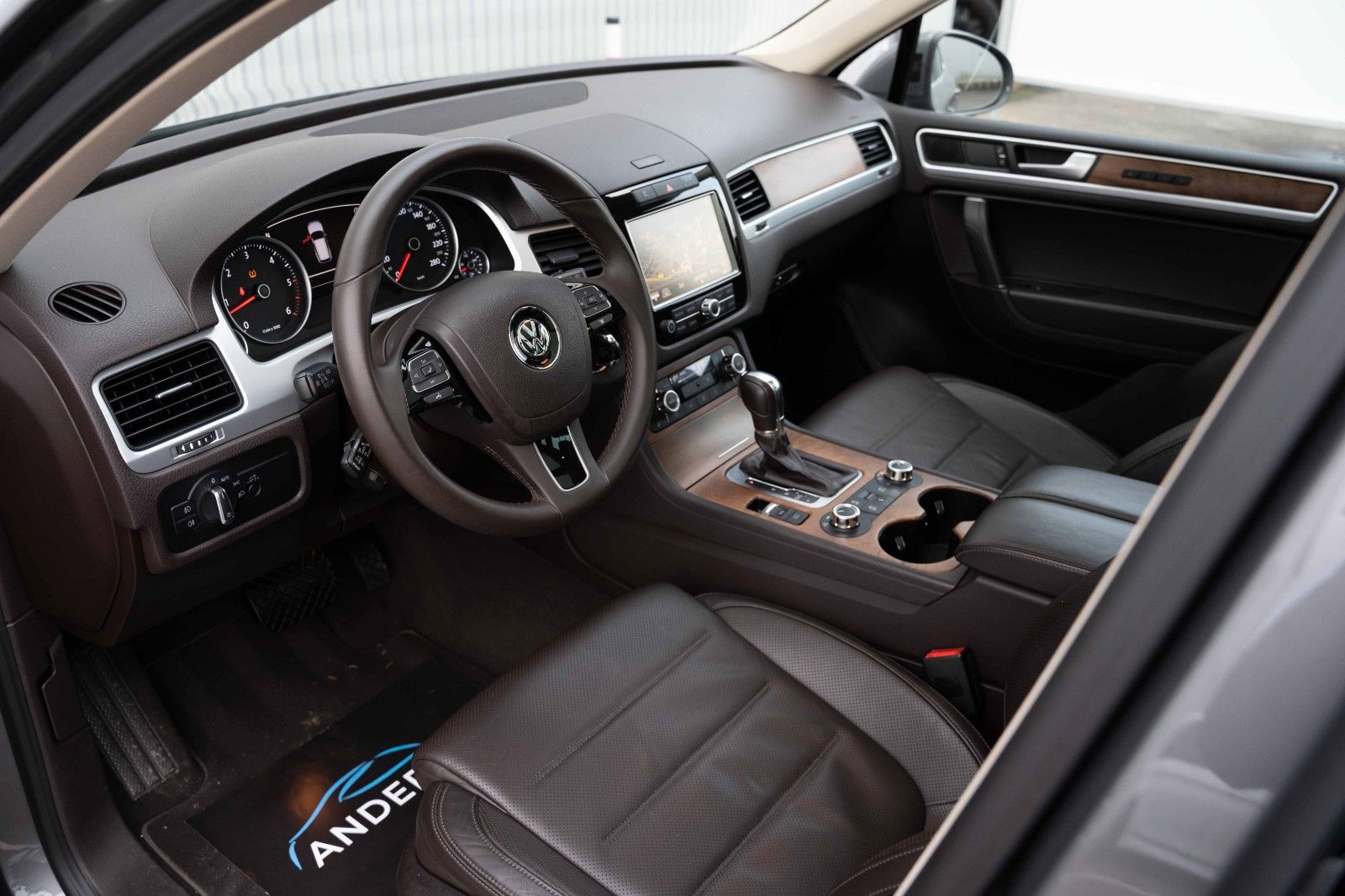Fahrzeugabbildung Volkswagen TOUAREG V6 3.0 TDI LEDER AHK PANO KAM TEL STANDH