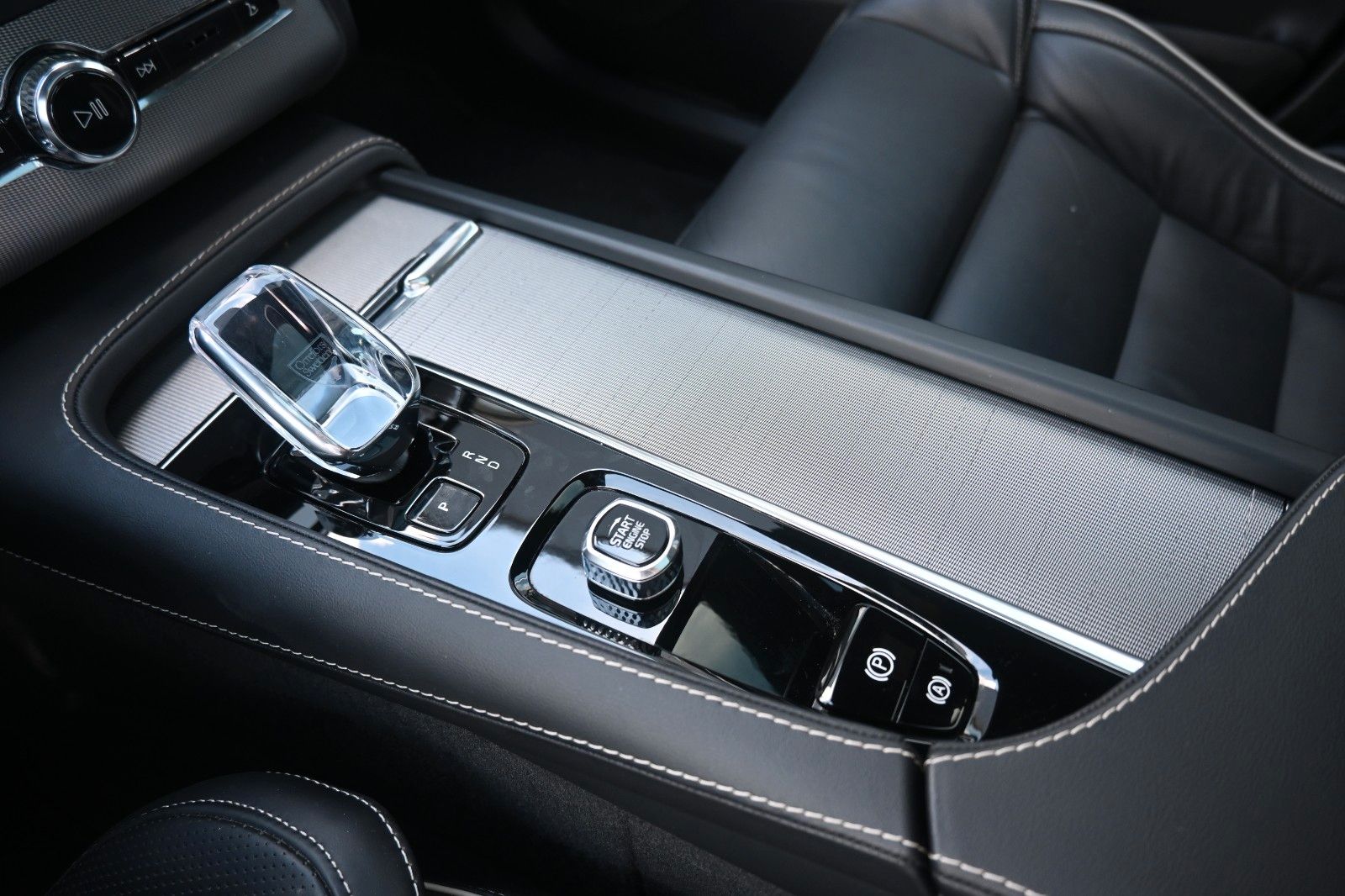 Fahrzeugabbildung Volvo B5D Ultimate Dark HK*HUD*PANO*STHZ*360*STHZ*AHK*