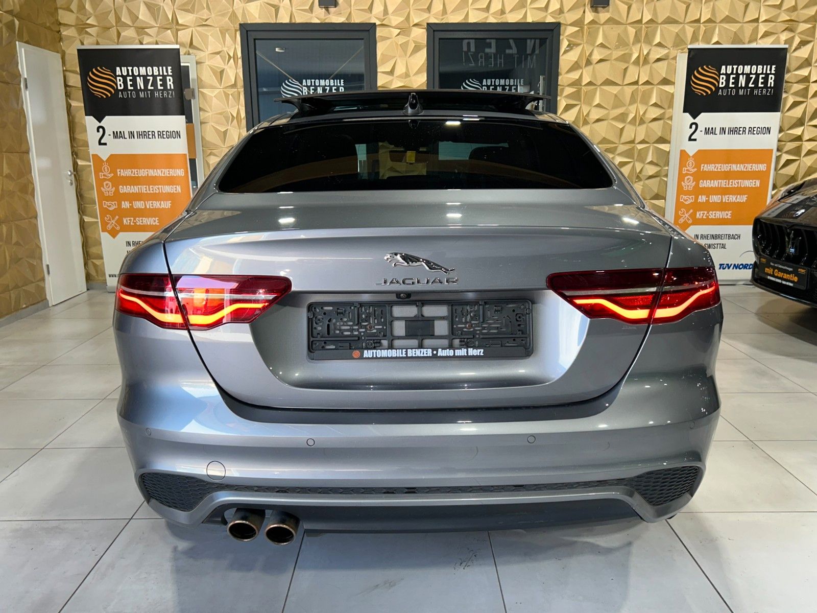 Fahrzeugabbildung Jaguar XE R-Dynamic SE AWD/HEAD-UP/KAMERA/NAVI/APPLE