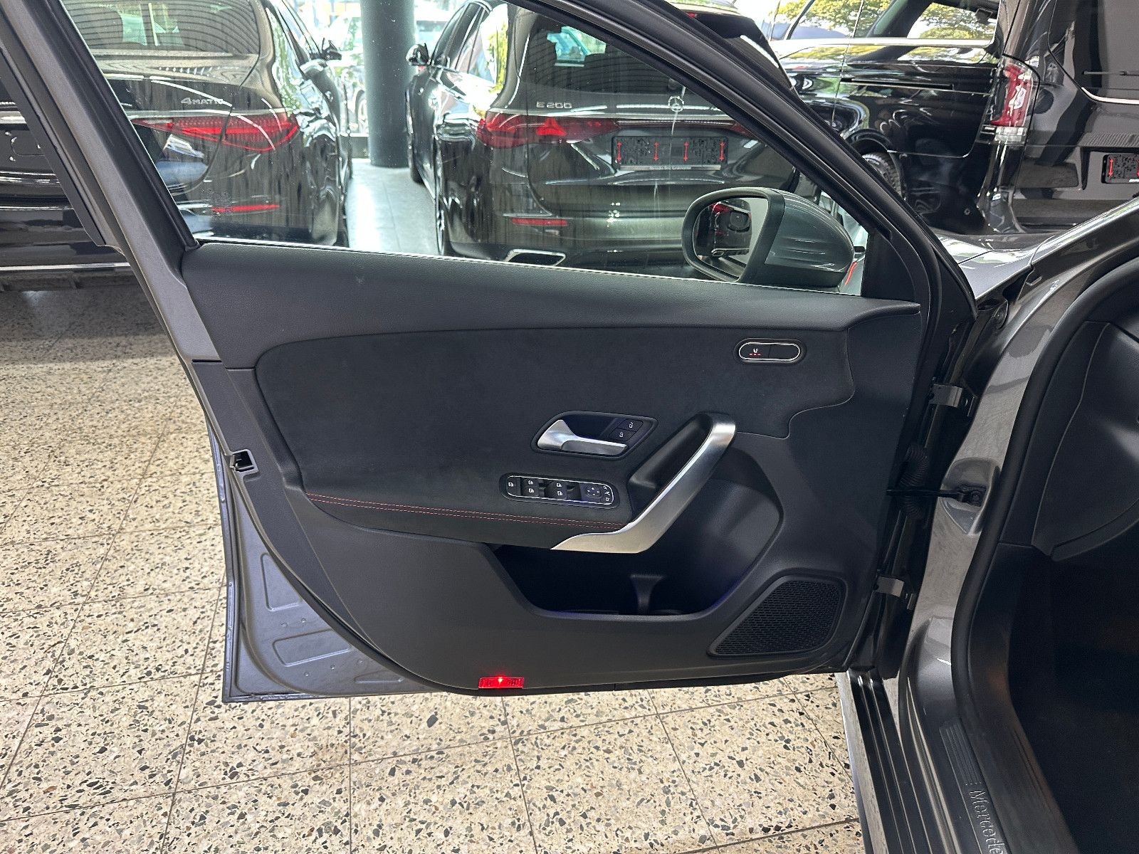 Mercedes-Benz A 180 AMG Line NAV LED PTS SHZ KEYLESS KAMERA 1H foto 13