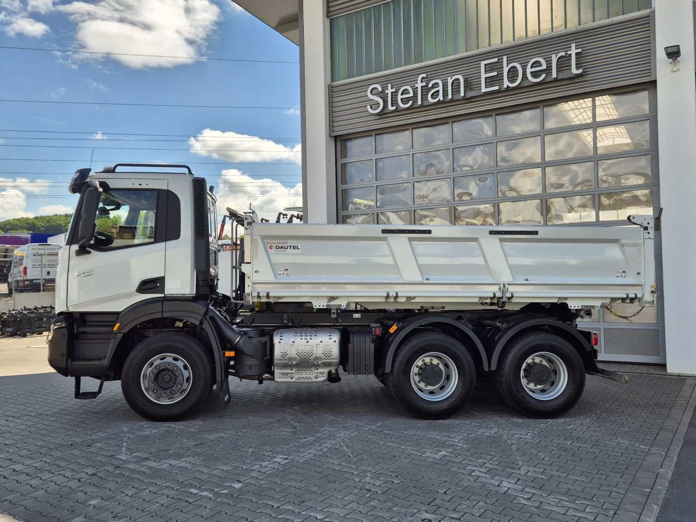 Fahrzeugabbildung Iveco X-Way AD300X48Z HR 6x4 Intarder Bordmatic Kamera