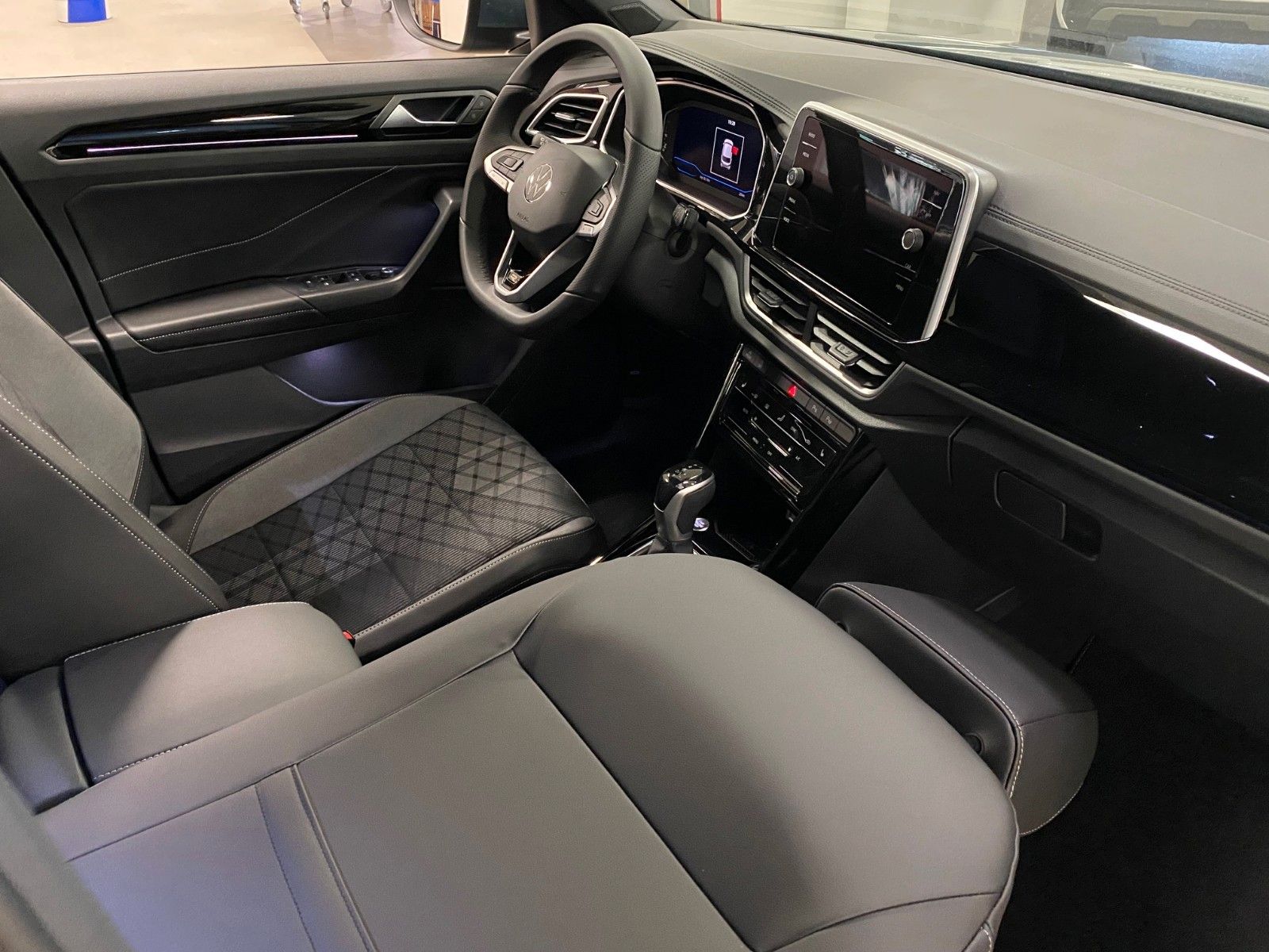 Fahrzeugabbildung Volkswagen T-Roc 1.5 TSI DSG R-Line+ACC+Garantie bis 2030++