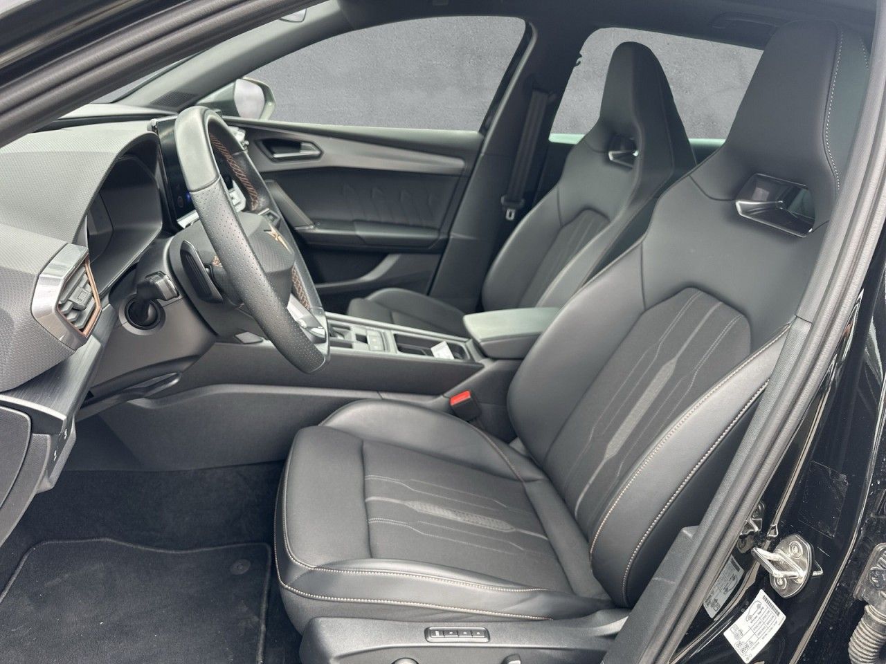 Fahrzeugabbildung CUPRA Leon Sportstourer 2.0TSI 245 PS DSG*AHK-Navi* - mit KI generiert/bearbeitet