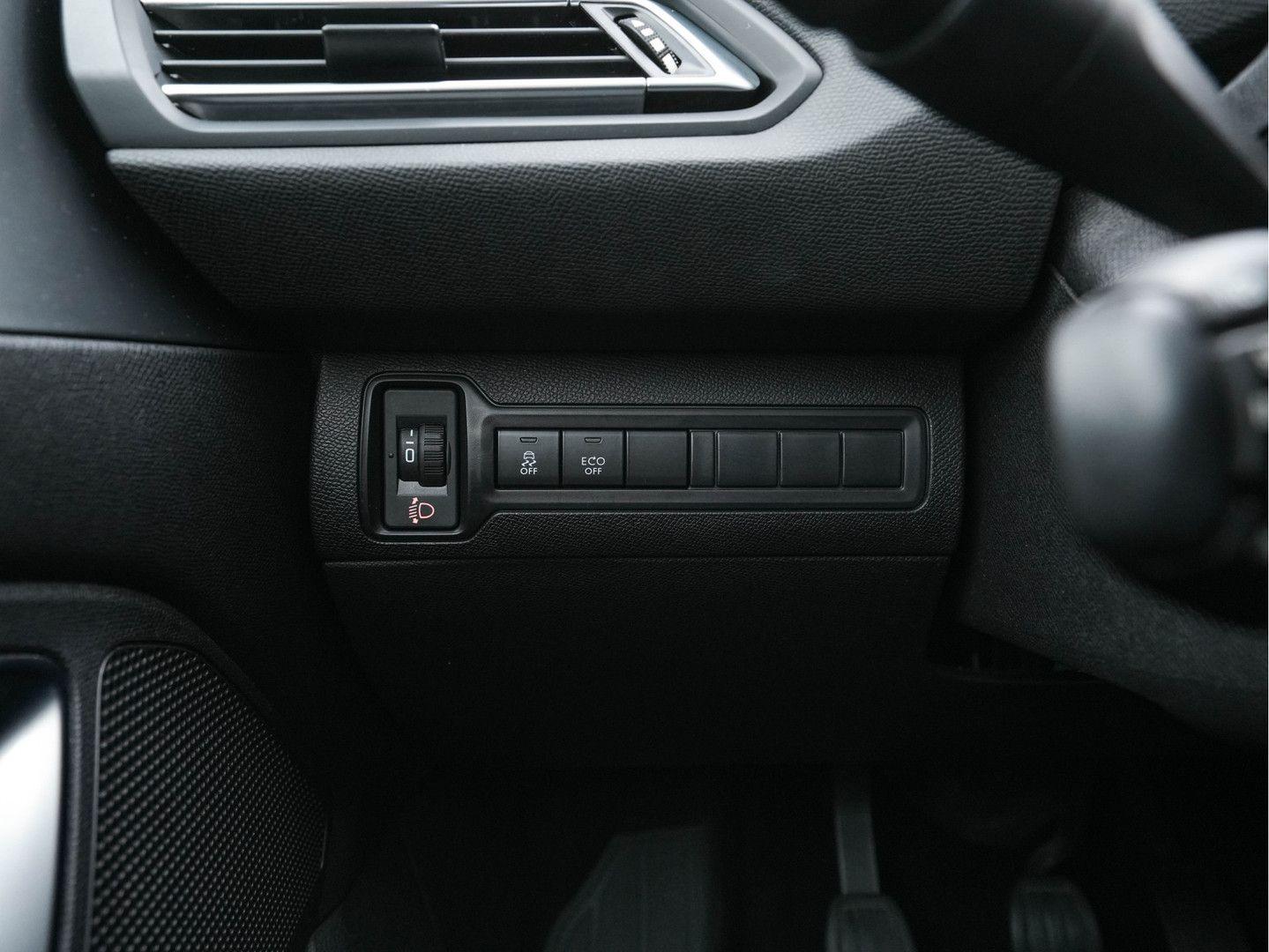 Peugeot 308 2015 — photo 19