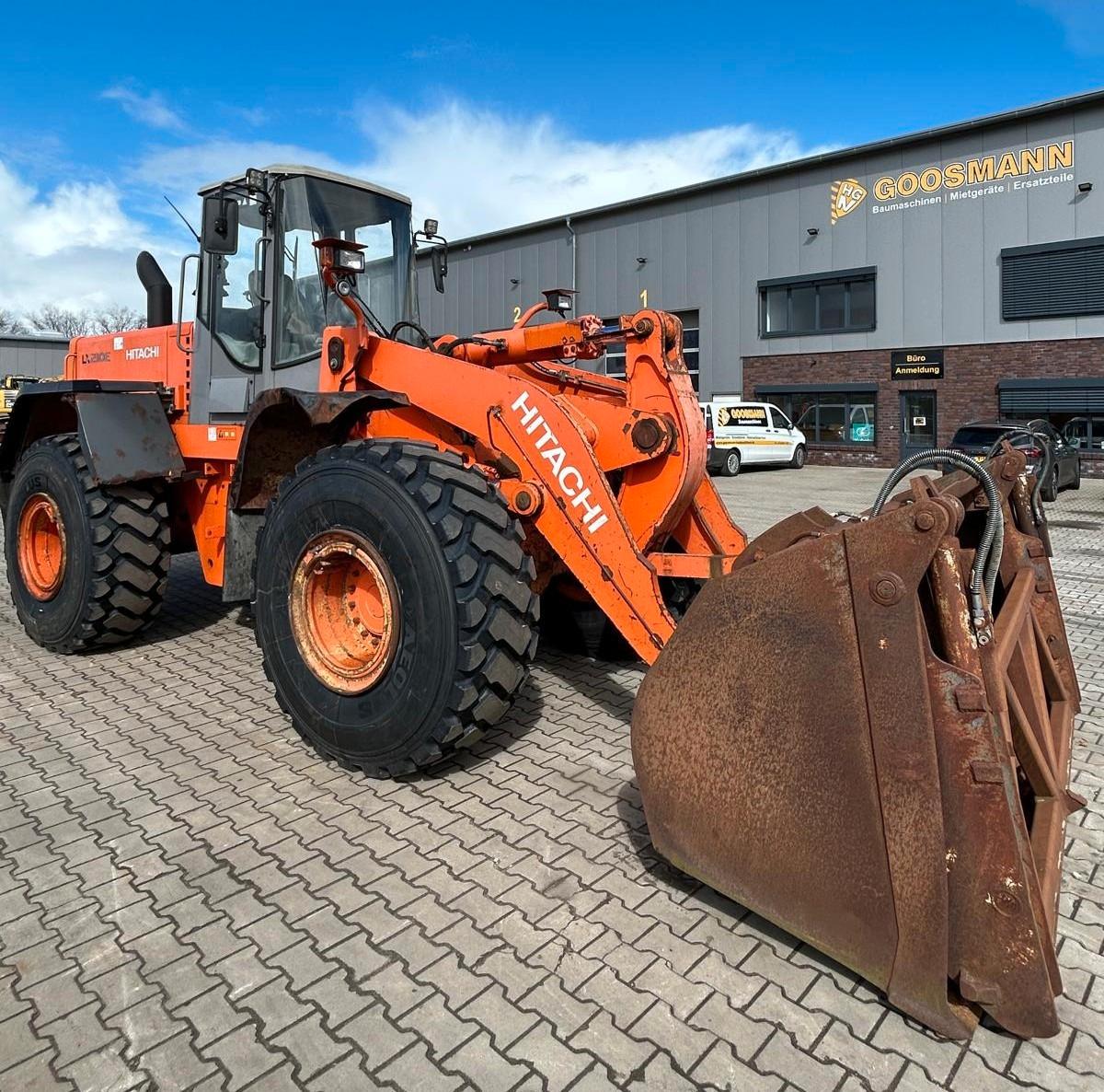 Hitachi LX 210 E neue Bereifung