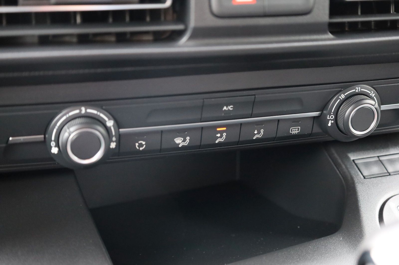 Fahrzeugabbildung Opel Combo Cargo 1,5 D Sitze- +Frontscheibe beheizt