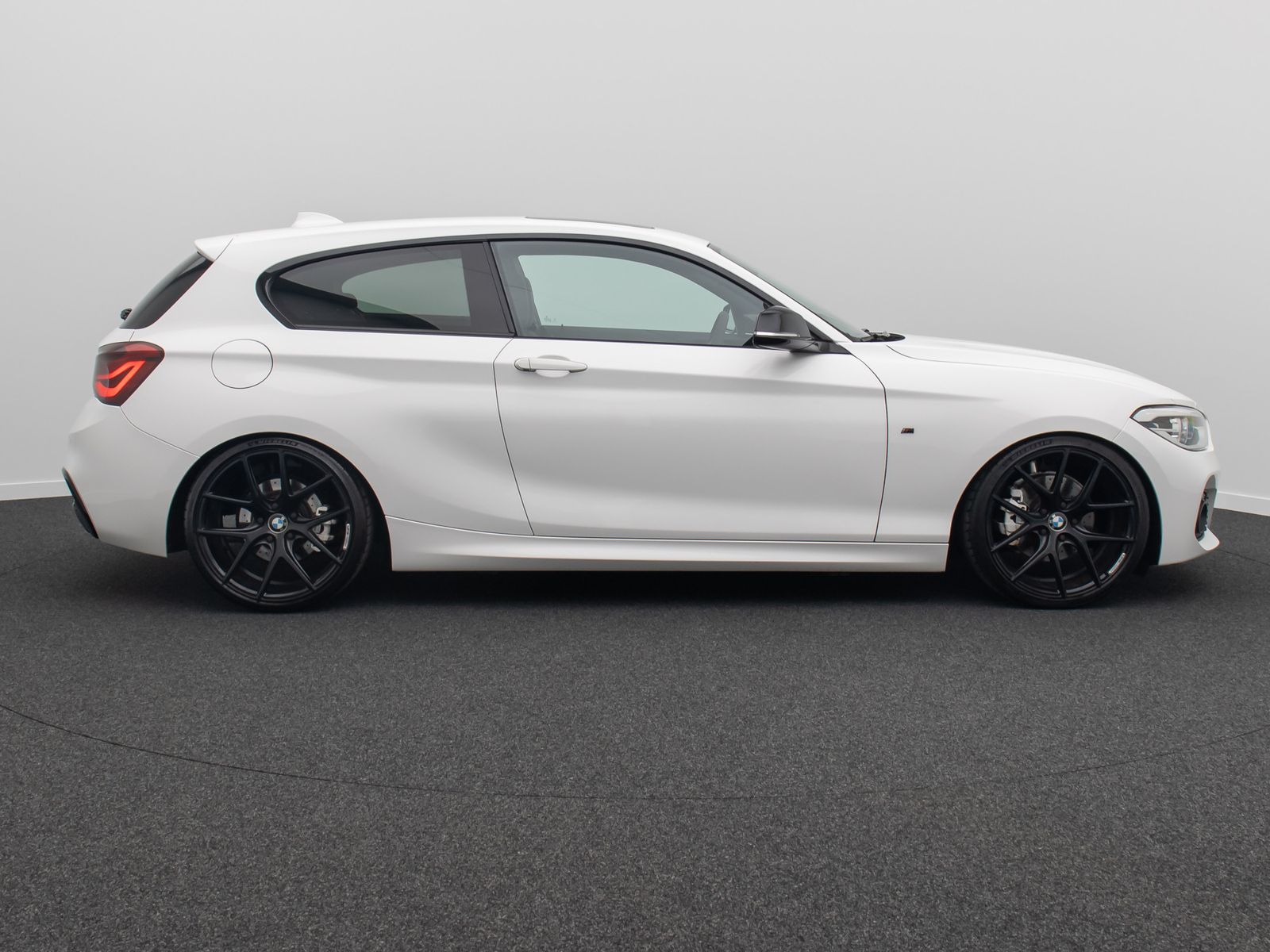 Fahrzeugabbildung BMW 118 d M Sport, Schiebedach,19 " Gewindefahrwerk
