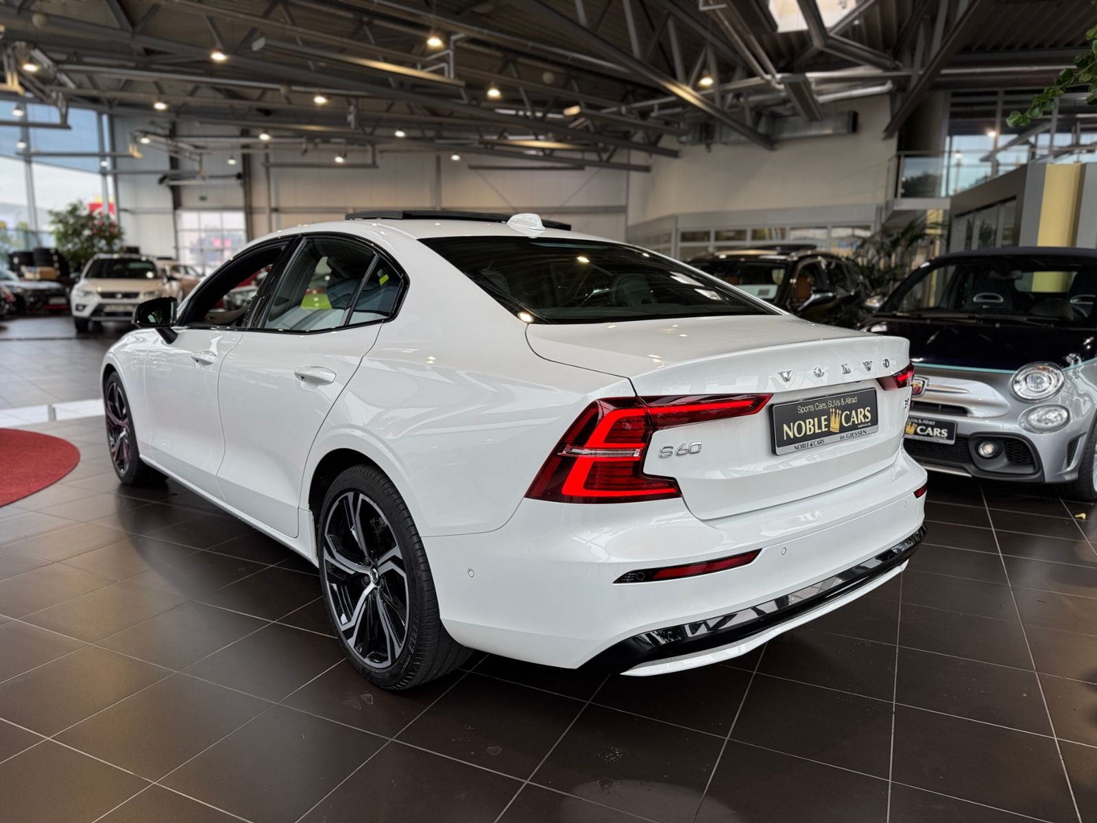Fahrzeugabbildung Volvo S60 Lim. Plus Dark PANO 360° H/K LED