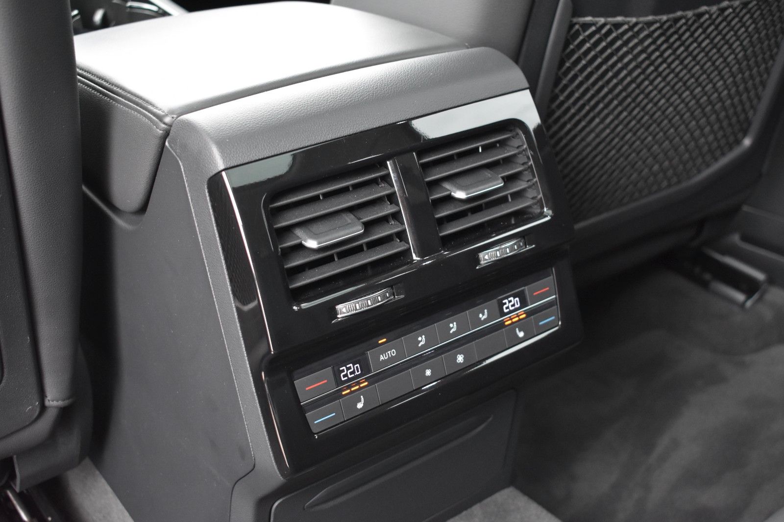 Fahrzeugabbildung Volkswagen Touareg Elegance 4Motion Liveco AHK Panorama Key