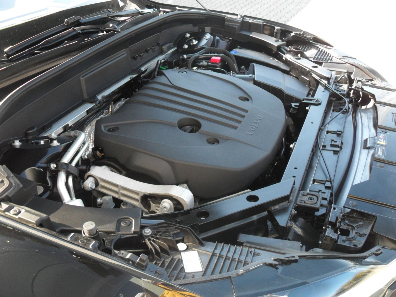 Fahrzeugabbildung Volvo XC 60 B5 Plus Black Edition AWD | Luftfederung
