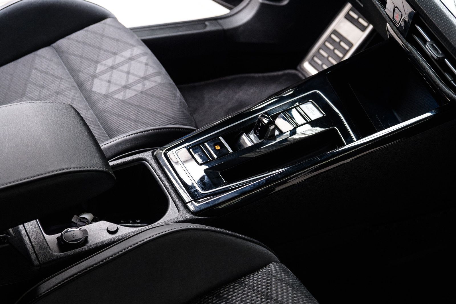Fahrzeugabbildung Volkswagen Golf VIII R-Line +Led +Keyless+We Connect Plus