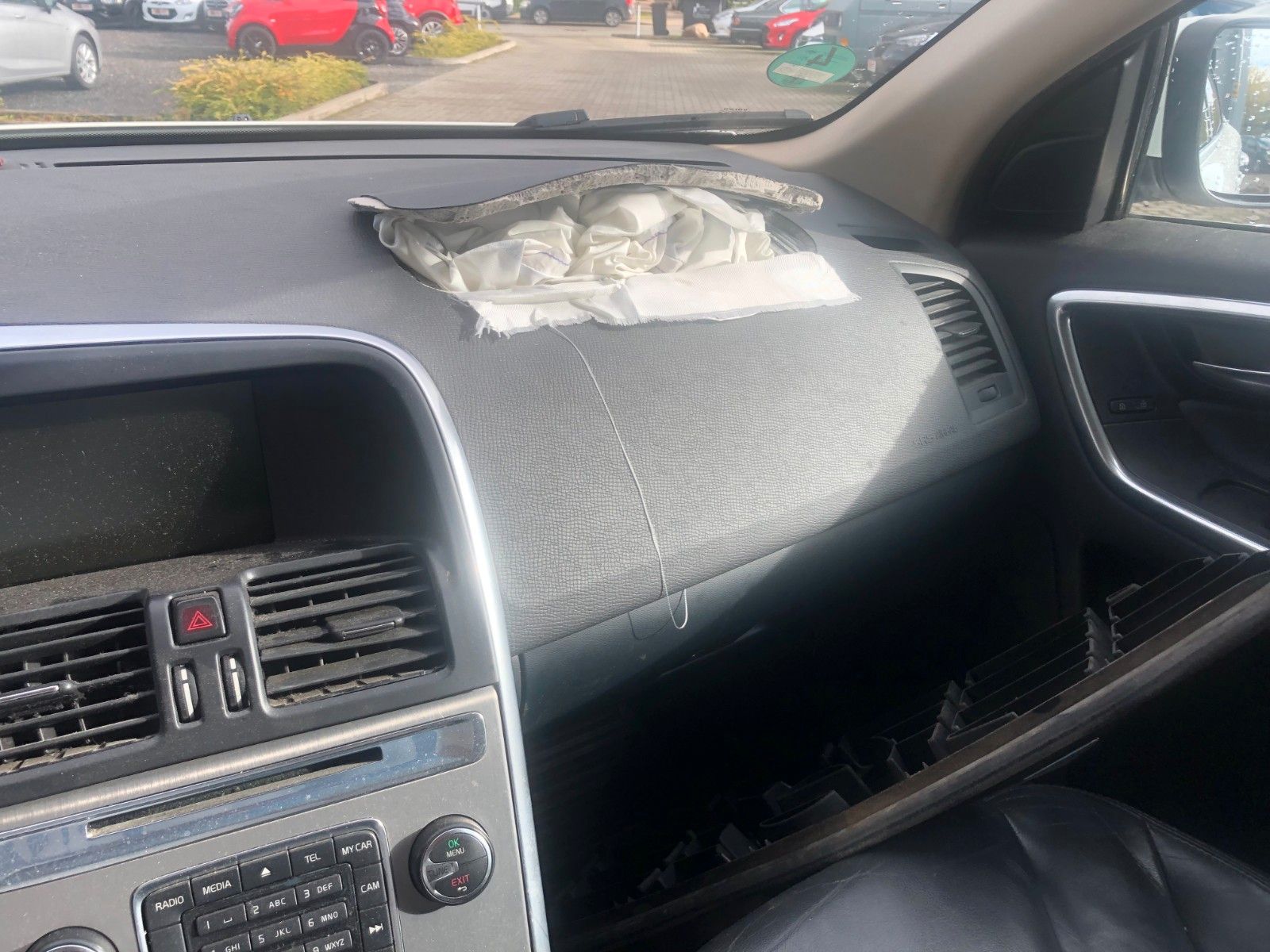 Fahrzeugabbildung Volvo XC60 Momentum AWD Frontschaden