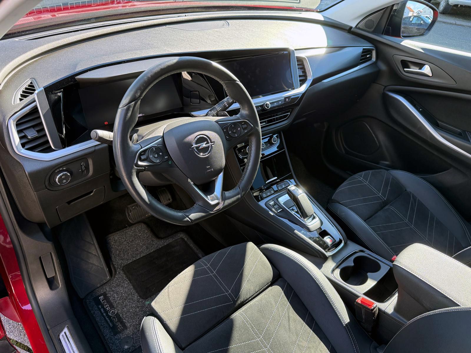 Fahrzeugabbildung Opel Grandland Ultimate PlugIn 1.6 Turbo ACC 360° AHK