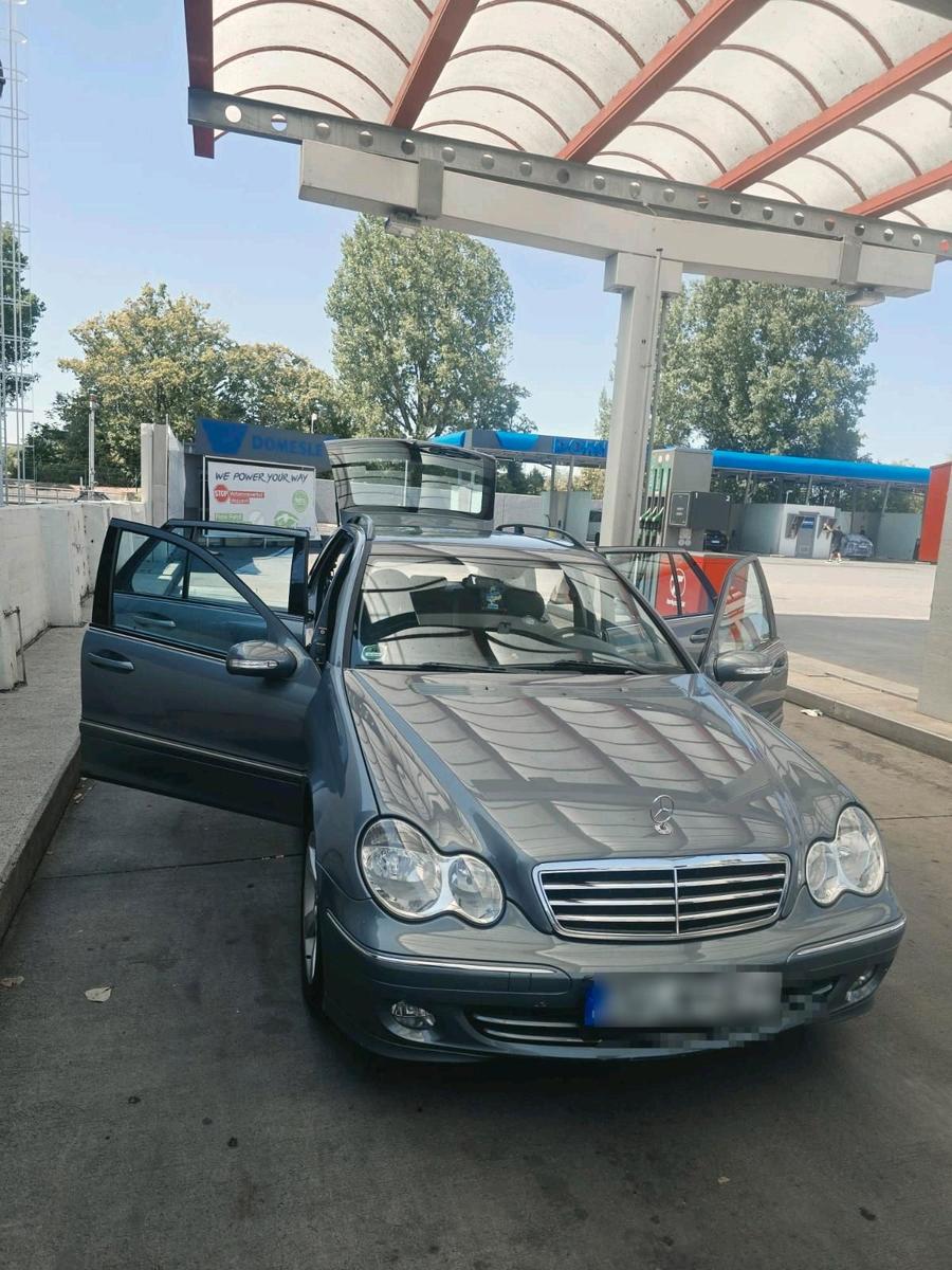 Mercedes-Benz C220 2004 — салон