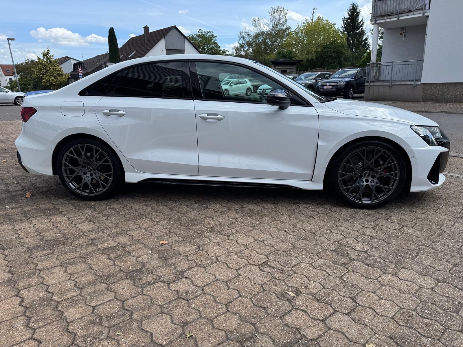 Fahrzeugabbildung Audi RS 3  limo Schalensitze Sport-AGA Pano 280km/h