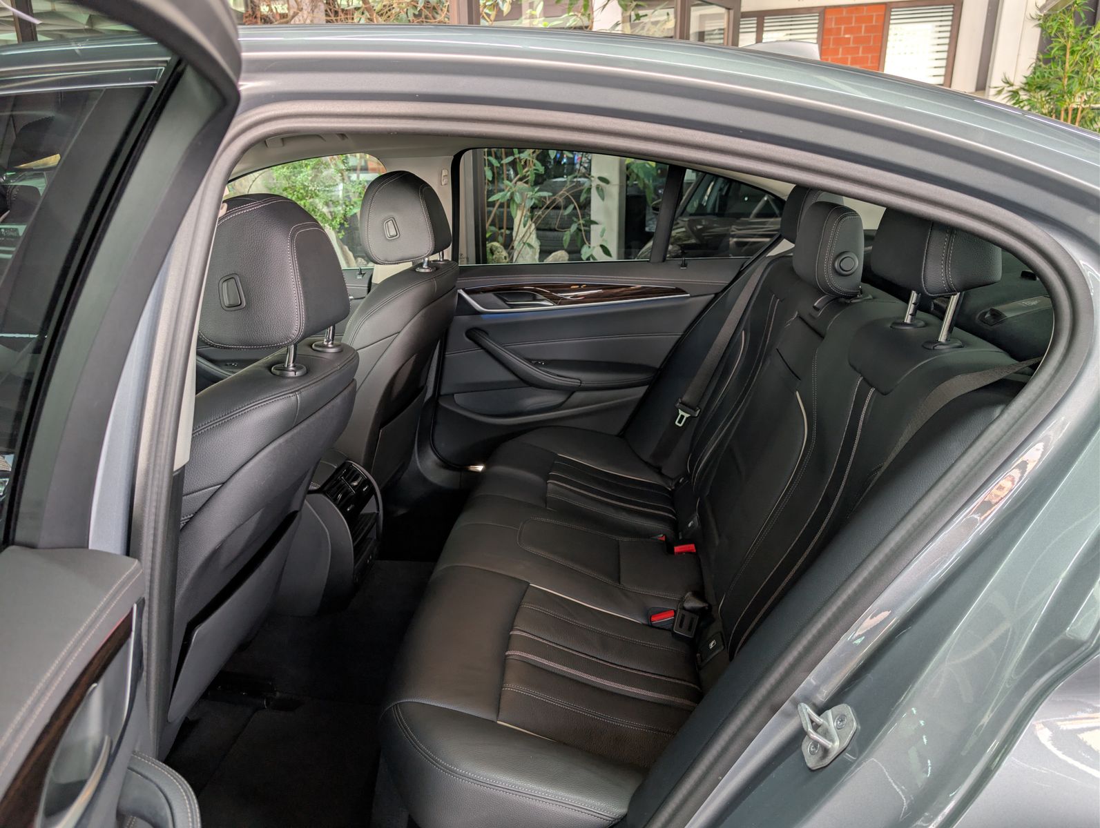 Fahrzeugabbildung BMW 530 e Luxury Line HEV AHK LED LEDER SHZ SoH 97%