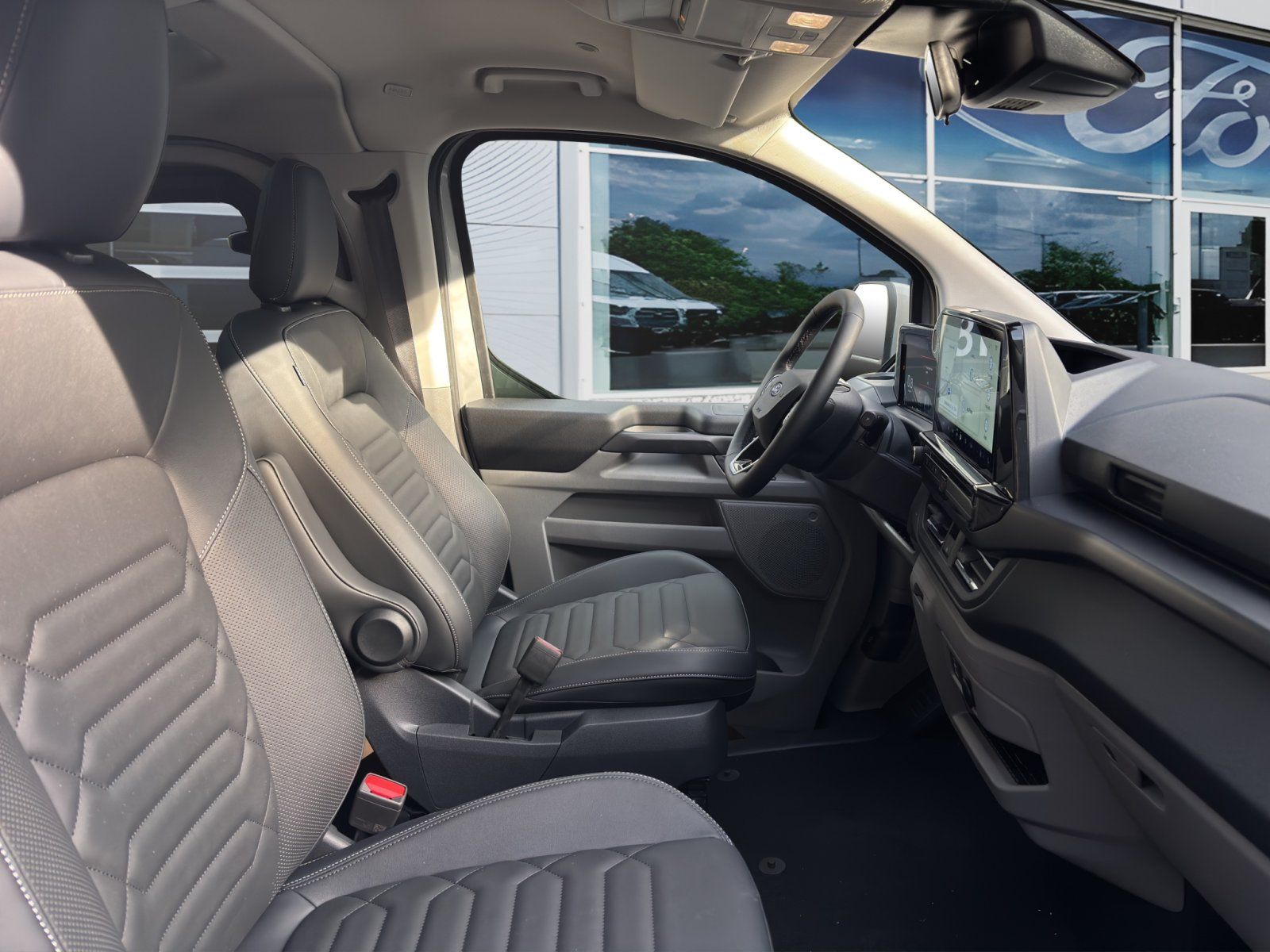 Fahrzeugabbildung Ford Tourneo Custom 320 L2 Tourneo Titanium FWD