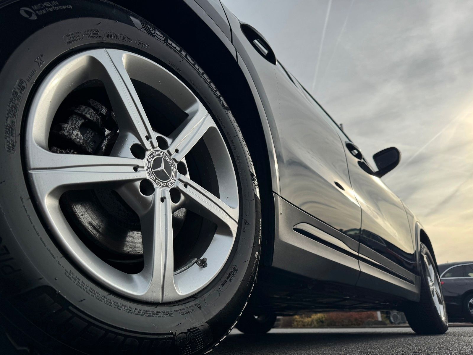 Fahrzeugabbildung Mercedes-Benz GLA 200 AMG+Pano+Distr+Ambiente+Multibeam+