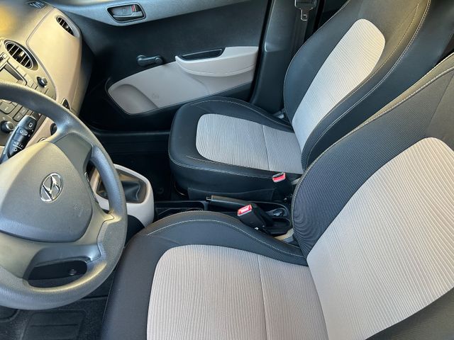 Fahrzeugabbildung Hyundai i10 +NaviZB+AllwetterRäder+Klima+Servo+USB