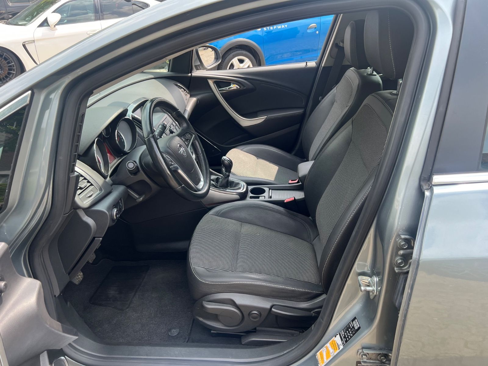 Fahrzeugabbildung Opel Astra J Lim. 5-trg. Innovation