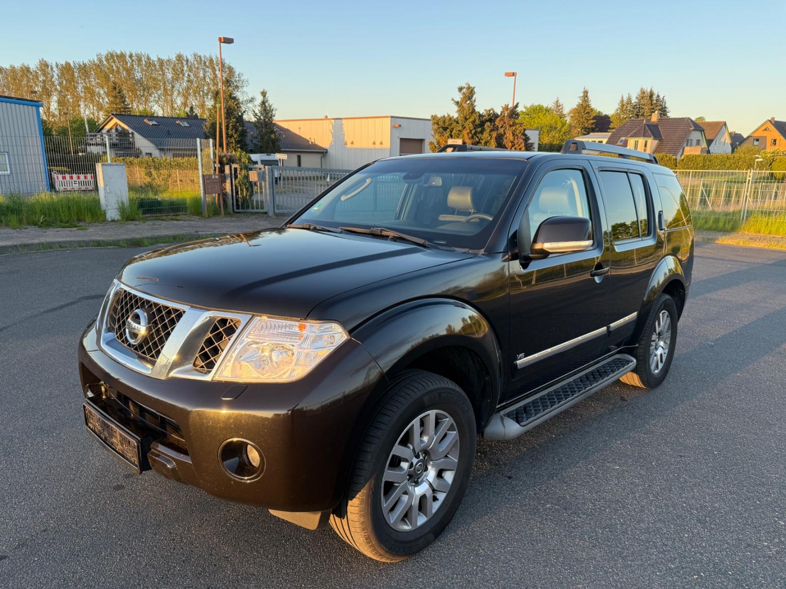 Nissan Pathfinder 3.0 V6 dCi LE/TÜV:02-28/7-Sitzer 4WD