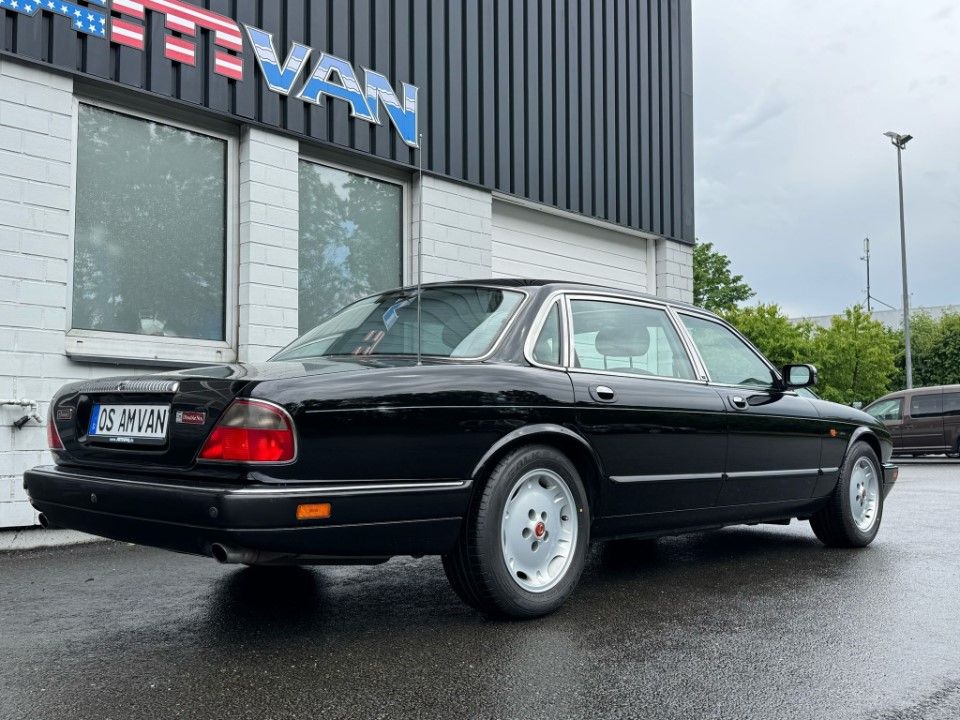 Fahrzeugabbildung Jaguar Daimler X300 Double Six Lang (LWB) fast H Zul.