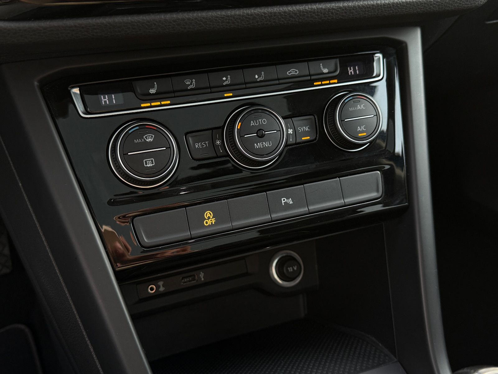 Fahrzeugabbildung Volkswagen Touran Comfortline ALLSTAR TSI ACC AHK Pano SHZ