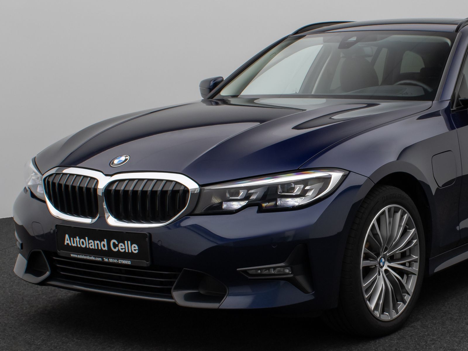 Fahrzeugabbildung BMW 330e Sport Line Panorama HUD DAB HiFi PDC Alarm