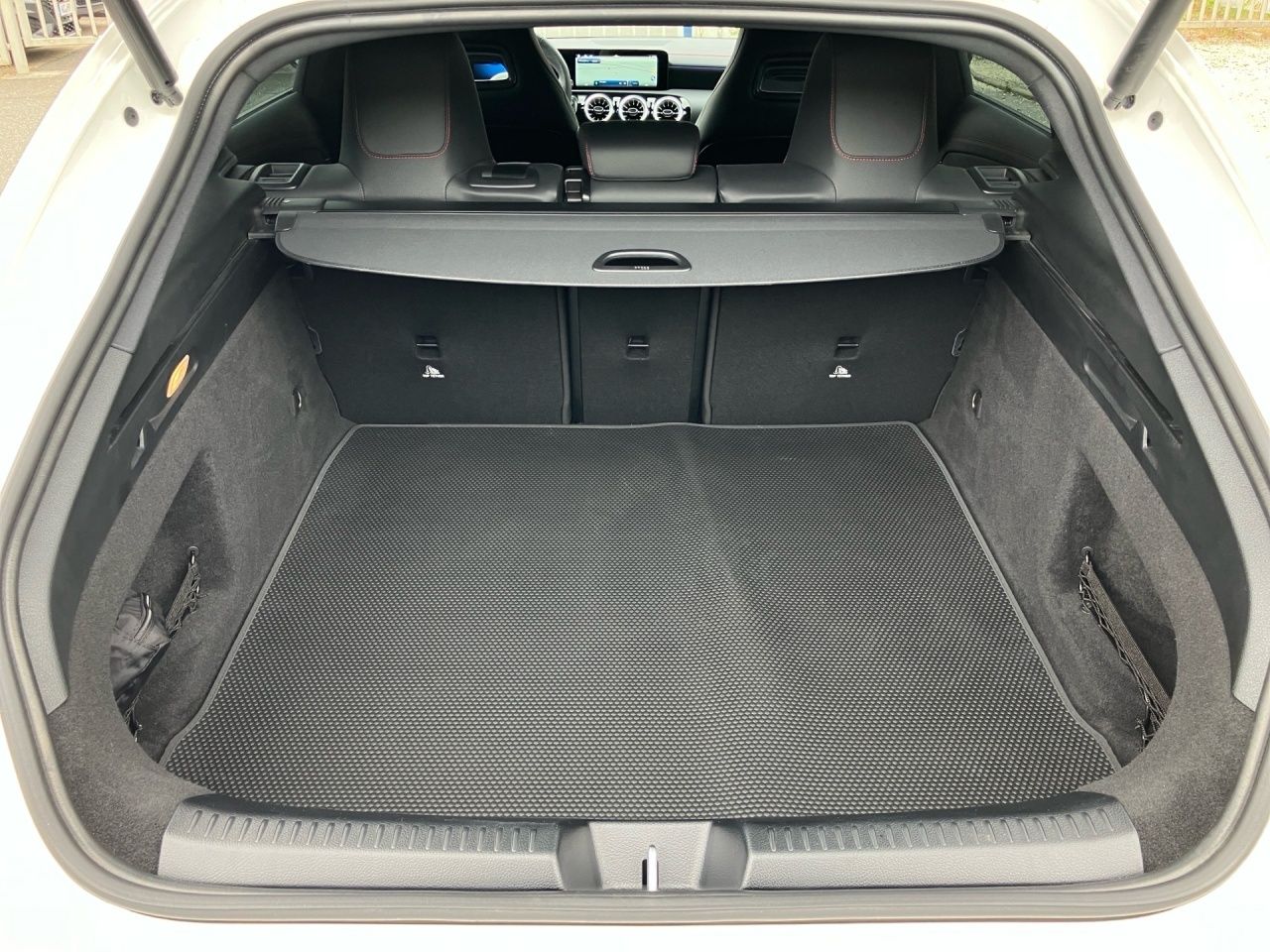 Fahrzeugabbildung Mercedes-Benz CLA 180 SB AMG+NIGHT+AHK+KAMERA+LENKRADHEIZ+