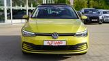 Volkswagen Golf VIII 1.5 TSI Life LED Navi Panorama PDC DAB - mit Benzin-Antrieb: Gelb, Beheizbares Lenkrad, mit Klimaanlage