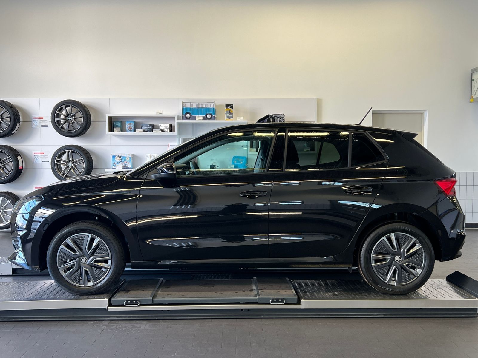 Fahrzeugabbildung SKODA Fabia TOUR 1.0 TSI DSG *Navi,ACC,Sitzheizung*