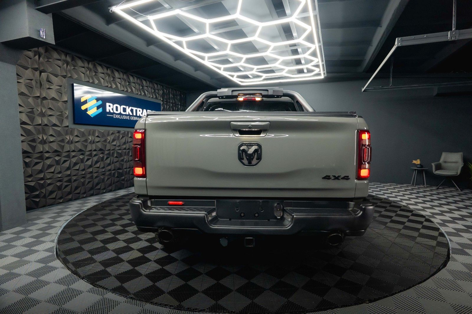 Fahrzeugabbildung Dodge RAM 5.7 V8 HEMI 4x4 NIGHT Laramie ARMY STYLE 19%