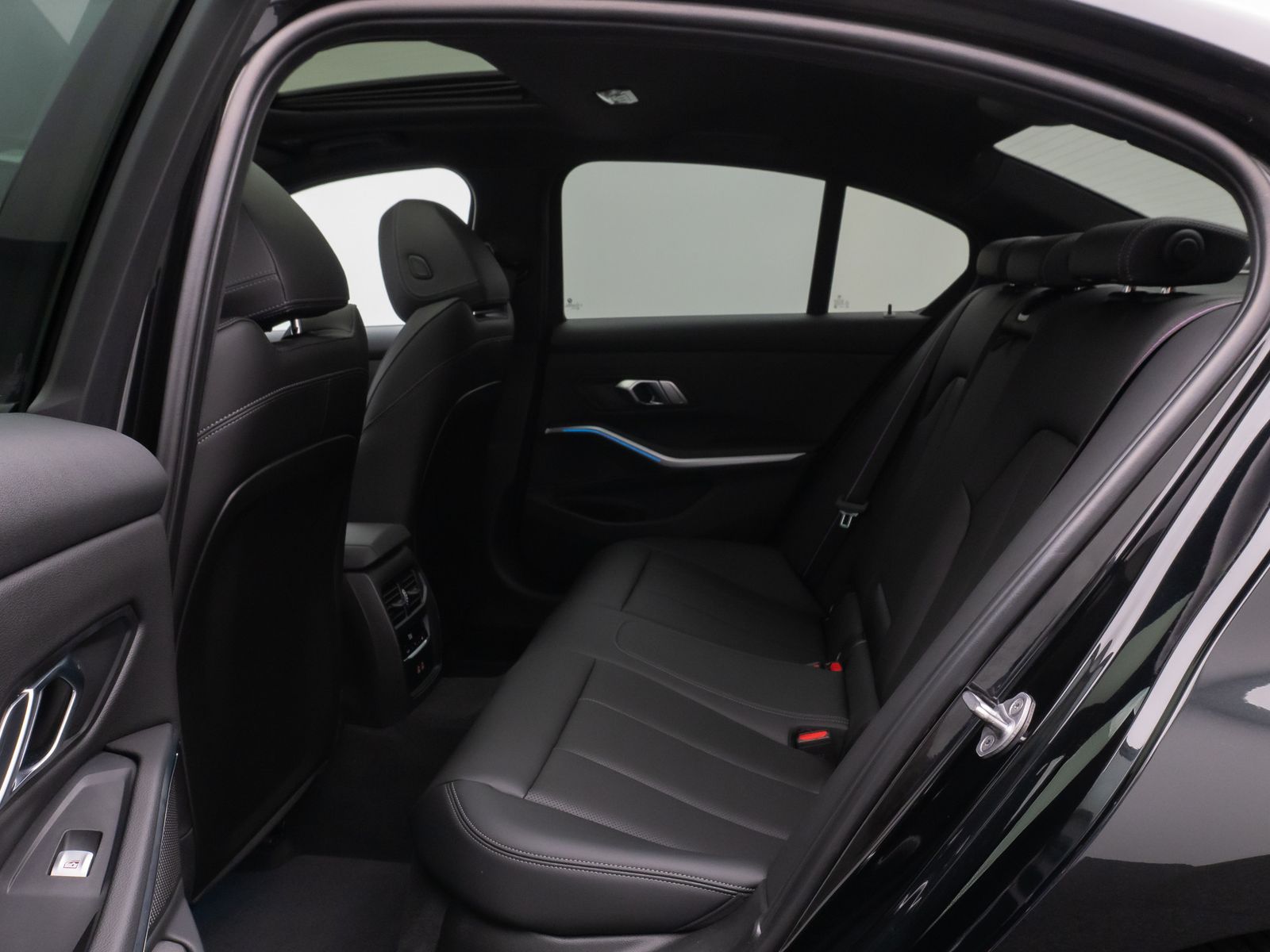 Fahrzeugabbildung BMW 320i M SportPro Glasdach Kamera HUD DAB HiFi 19"