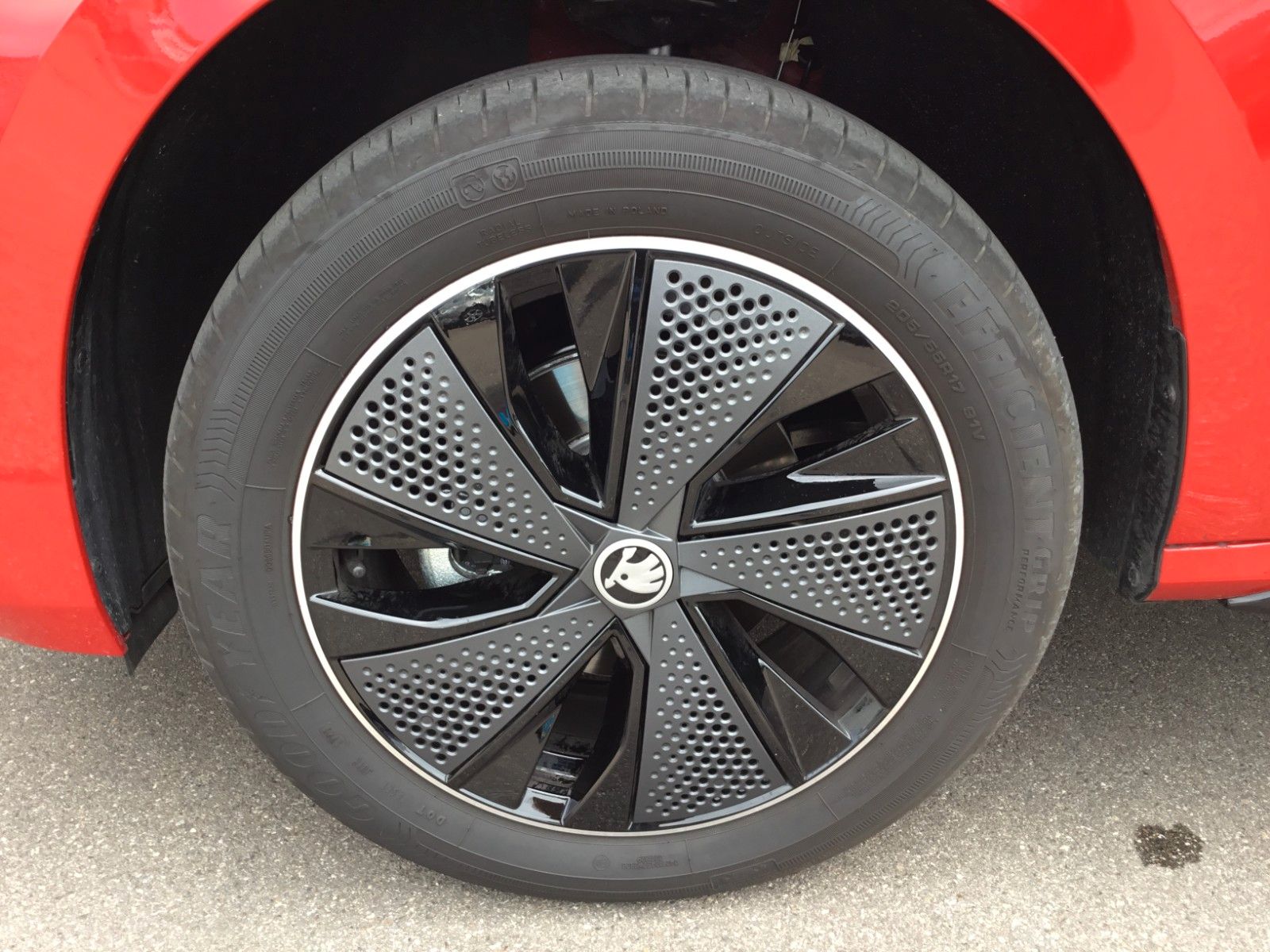 Fahrzeugabbildung SKODA Kamiq 1.5 TSI DSG Monte Carlo+AHK+Navi+Kamera