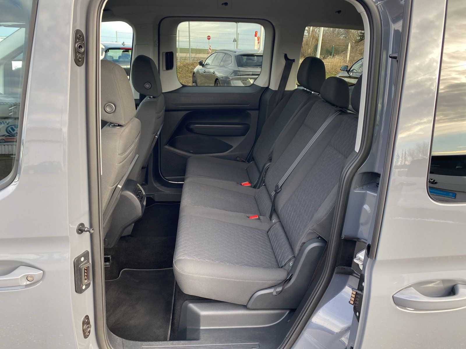 Fahrzeugabbildung Volkswagen Caddy 2.0 TDI DSG Life AHK LED APP ACC KAMAERA