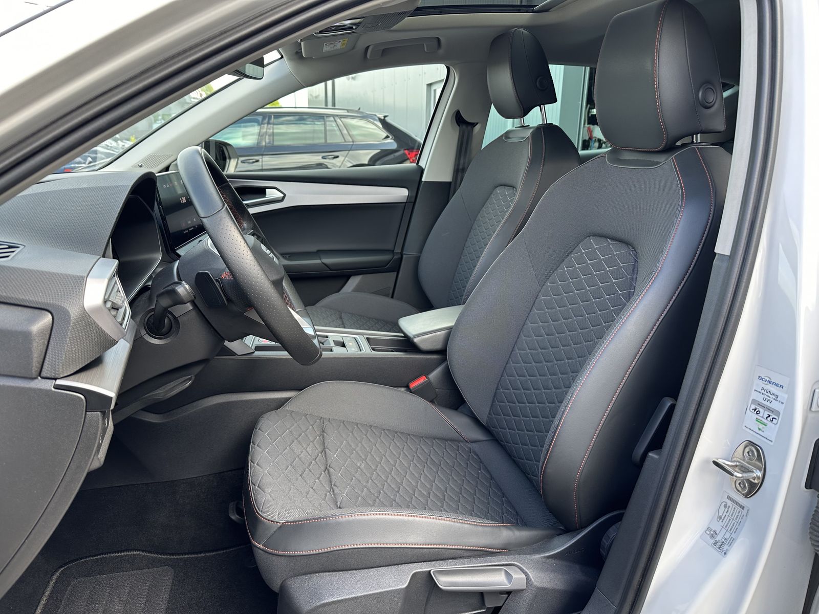Fahrzeugabbildung SEAT Leon 2.0 TDI DSG FR NAV+LED+AHK+ACC+PANO+BEATS