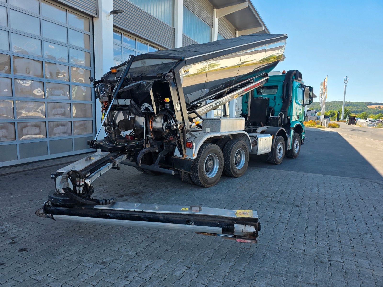 Fahrzeugabbildung Mercedes-Benz Arocs 3251K 8x4 AMTEC Thermokipper +Sprider M25E