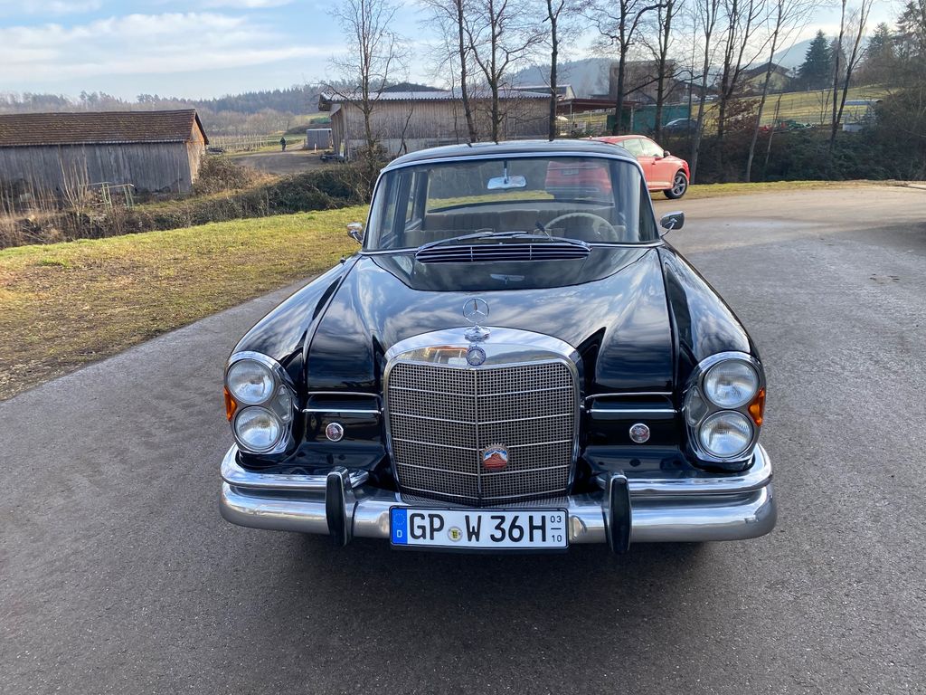 Mercedes-Benz 220