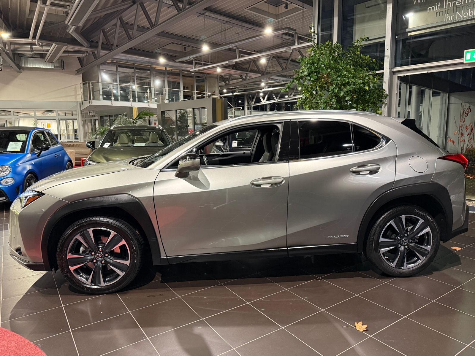 Fahrzeugabbildung Lexus UX 250 h RFK LED ALU 18"