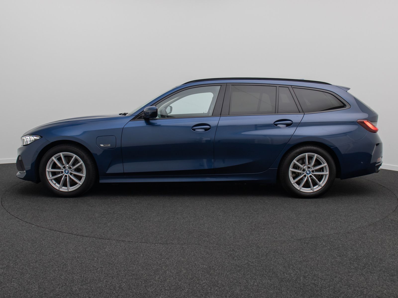 Fahrzeugabbildung BMW 320e HUD Alarm DAB Kamera GeschwindigReg Widscre