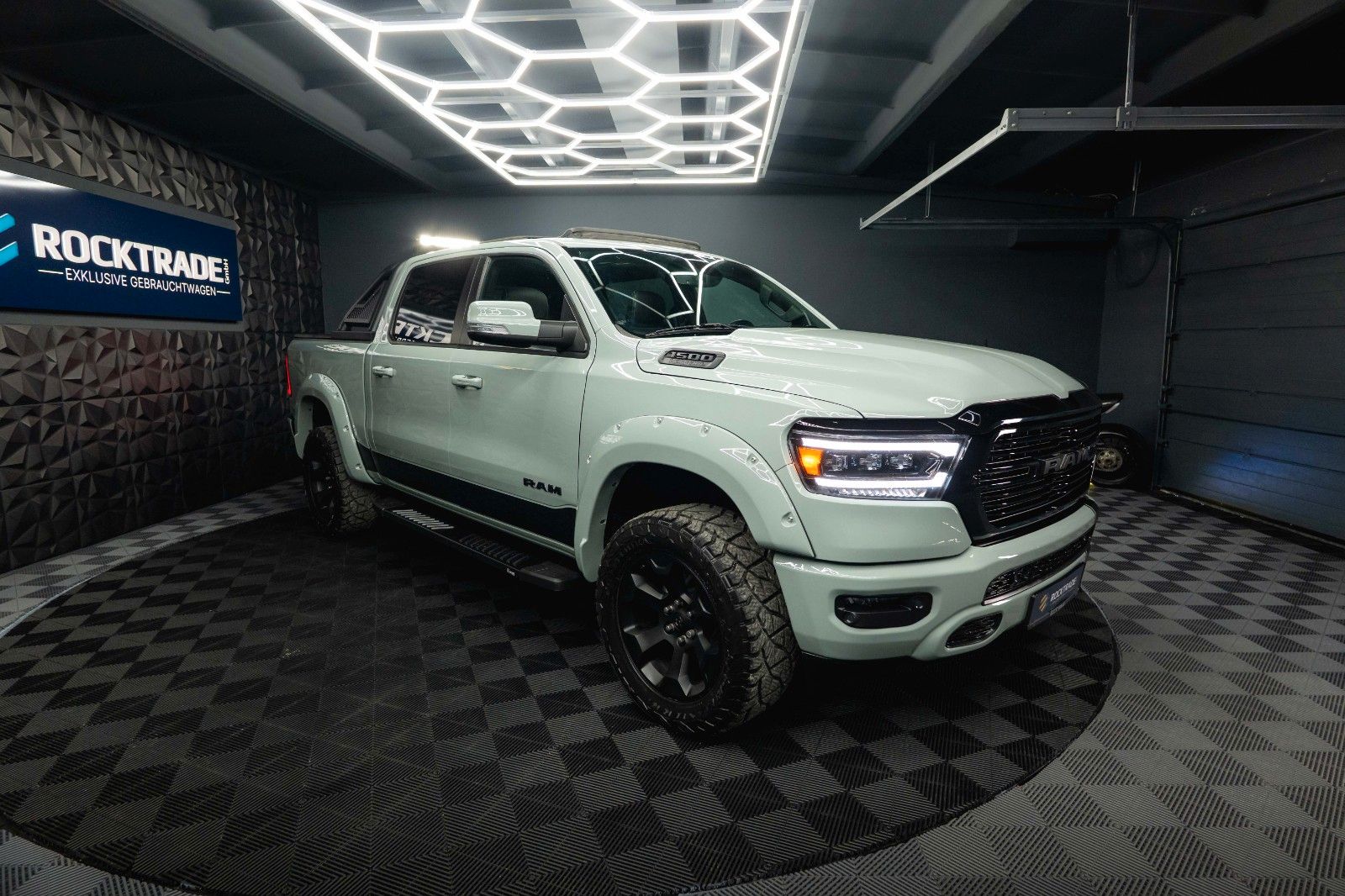 Fahrzeugabbildung Dodge RAM 5.7 V8 HEMI 4x4 OFFROAD Night-Edition *Pano*